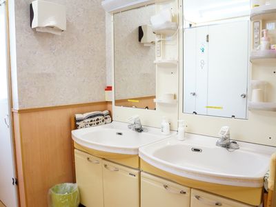 洗面所の明るいイメージ