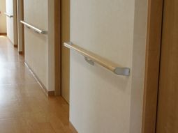 手すり付きの明るい廊下