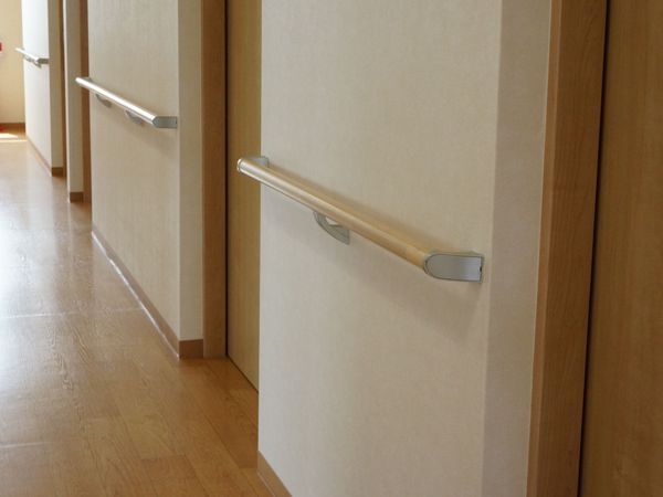 手すり付きの明るい廊下