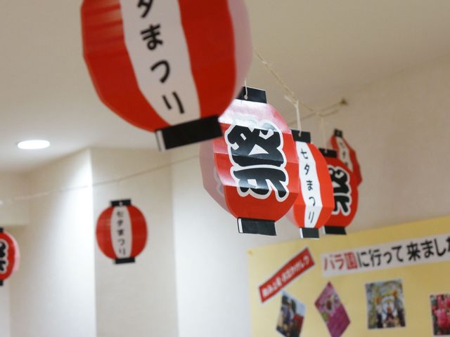 提灯が並ぶ廊下 談話室 和の雰囲気あふれる廊下は、提灯が彩りを添え、温かみのある雰囲気を演出しています。毎日の通路も、ここでは心が和む空間になっています。