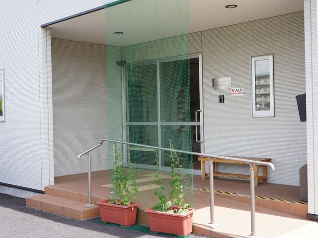 玄関のエントランス 玄関 整備された入り口は、救急時の対応を示すAEDの設置もあり、安心して業務に就ける環境です。
