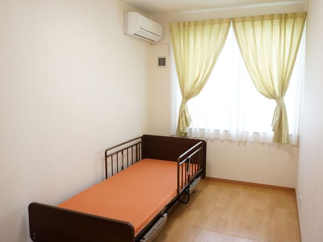 安らぎの個室居室 居室 明るいカーテンが印象的な個室です。広々として落ち着いた空間で、思いのままの時間を過ごせます。
