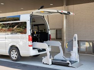 送迎車とリフト外観  