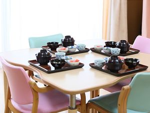 食卓の配膳テーブル  