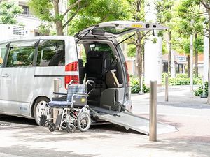 車椅子対応の送迎車  