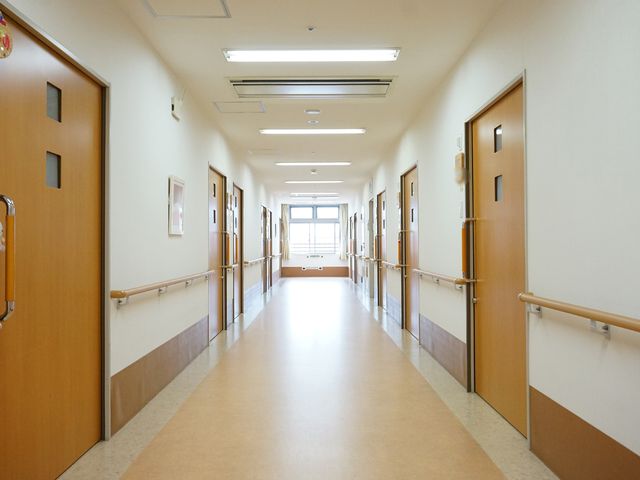 明るい廊下の風景 廊下 手すりが整った清潔な廊下です。通路は広く、快適な移動ができる環境が整っています。