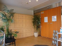 エントランスの植物とAED