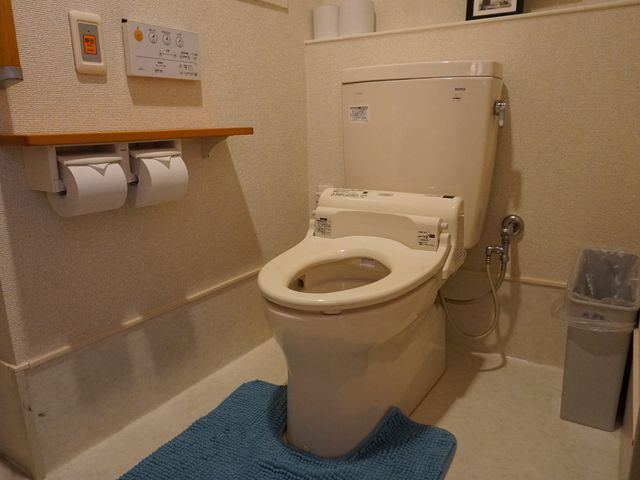 バリアフリートイレの設備 トイレ 清潔感のある使いやすいトイレが整っており、快適な環境で働けます。安全に配慮された設計で、ご利用者様のサポートも行いやすいです。