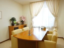 応接スペースの明るい室内