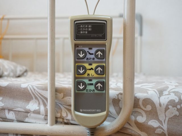 ベッド操作リモコン ベッド 快適な居住空間を提供するための電動ベッドには、使いやすい操作リモコンが備え付けられています。利用者の体位変更や安心して過ごせる環境作りに配慮されています。