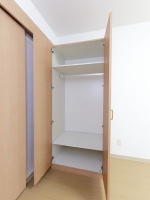 整頓された洋室クローゼット