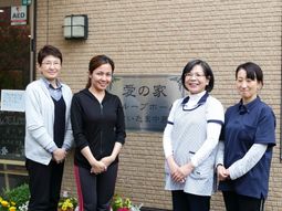 笑顔のスタッフ集合写真