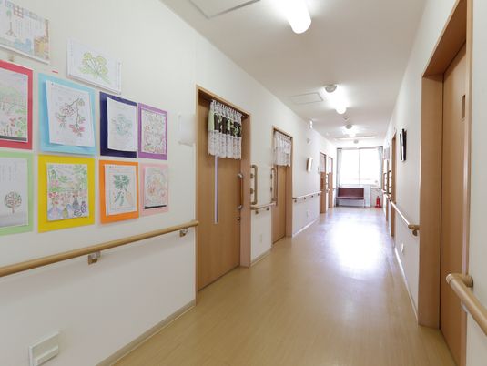 廊下に掲示物と手すり