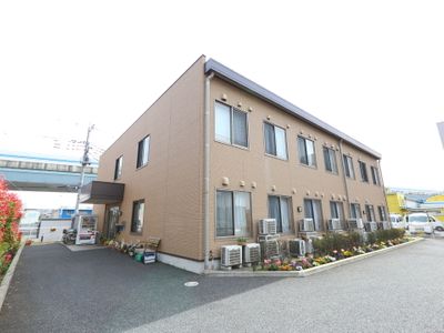 落ち着いた色合いの外観