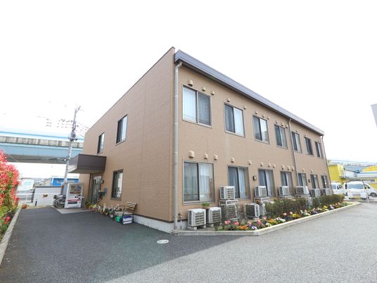 落ち着いた色合いの外観