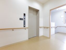 廊下とエレベーター