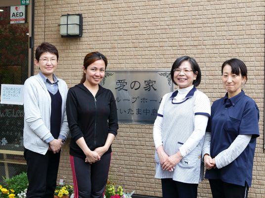 スタッフの集合写真