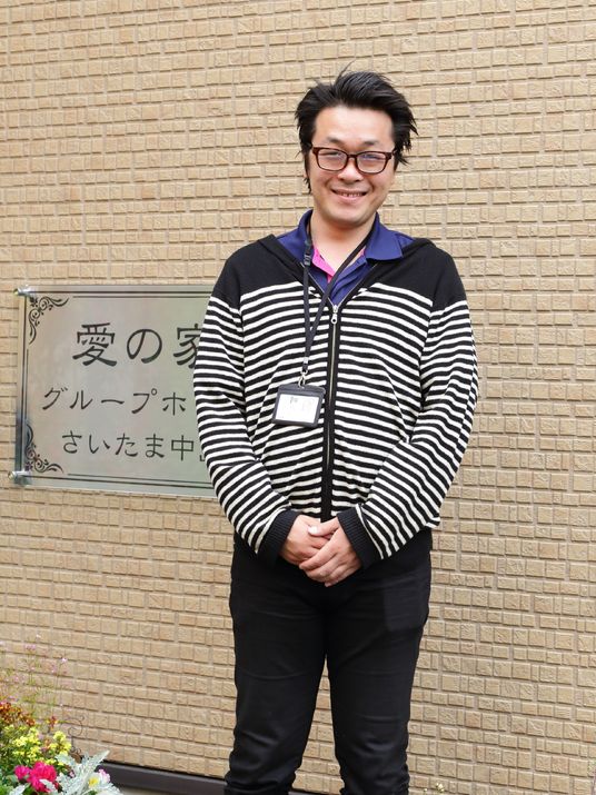 笑顔のスタッフと案内板