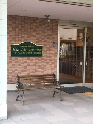 ベンチと建物の入口