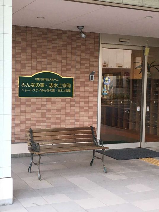 ベンチと建物の入口
