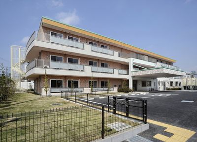 3階建ての施設外観