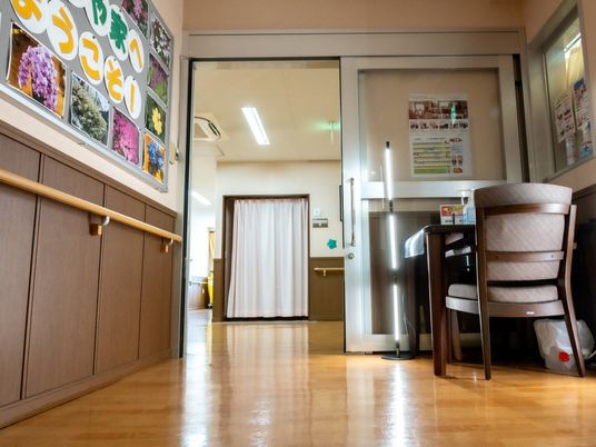 明るく清潔な廊下