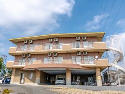 明るい外観の建物