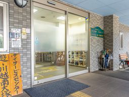 エントランスの明るい風景