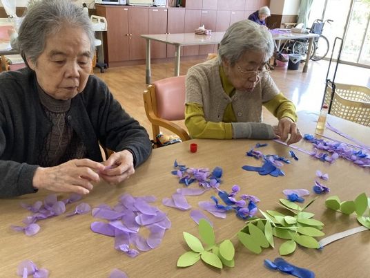 工作活動をする高齢者