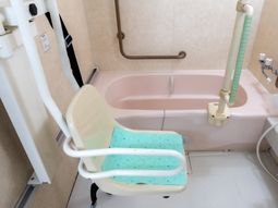 バリアフリー設計の浴室