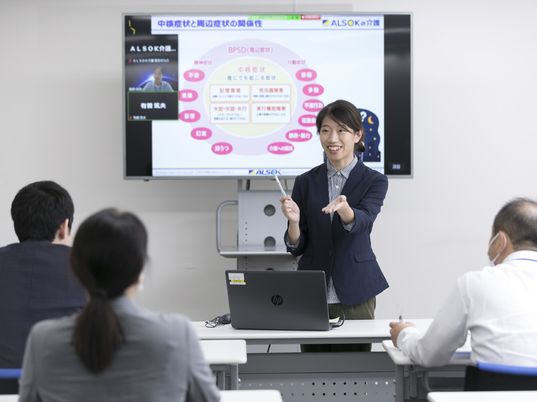 研修中のスタッフと受講者
