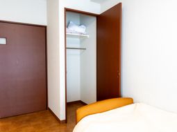 居室のクローゼットとベッド