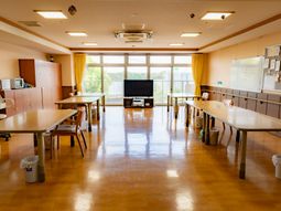 多目的スペースの清潔な室内