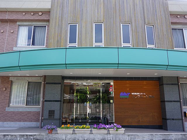 華やかなエントランス エントランス 明るく迎えてくれるエントランスで、働きやすい雰囲気です。花が並ぶ入口は魅力的なポイントです。