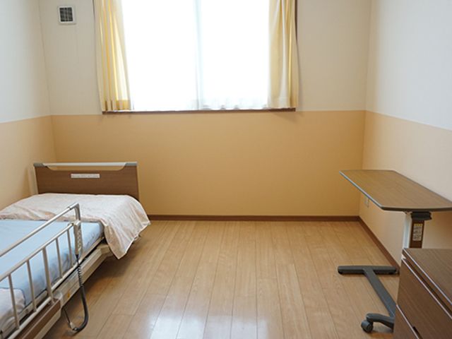 窓のある居室 居室 自然光が優しく入る居室です。広々とした空間で、落ち着いた雰囲気を感じられます。