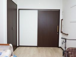 清潔感のある居室の一角
