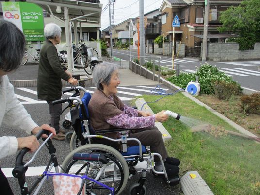 車椅子利用者と歩行者外出中