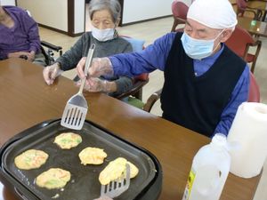 ホットプレートで料理する様子