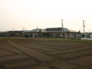 田園に建つ建物外観  