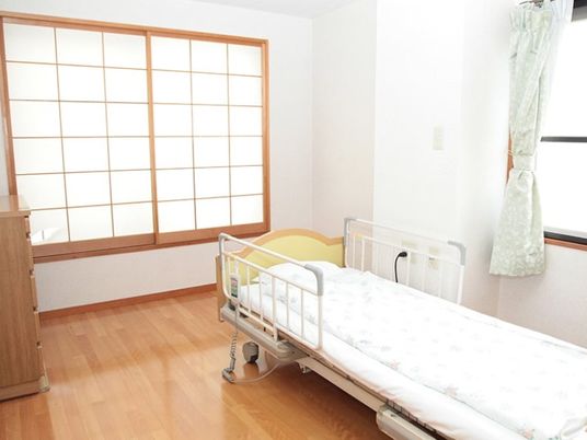 明るい居室のベッド  