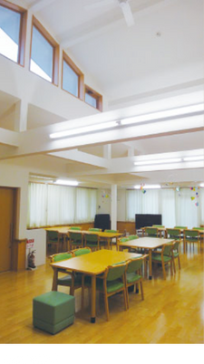 自然光が差し込む広間