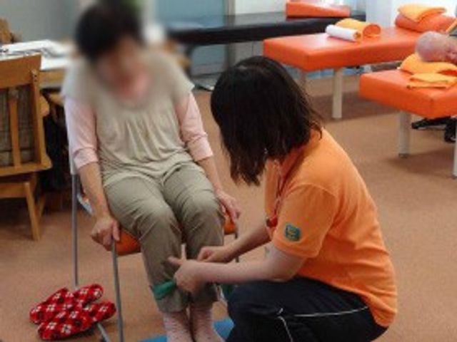 リハビリ中の様子 機能訓練室 専門スタッフと一緒に楽しくリハビリに取り組めるスペースです。緊張を和らげてくれます。