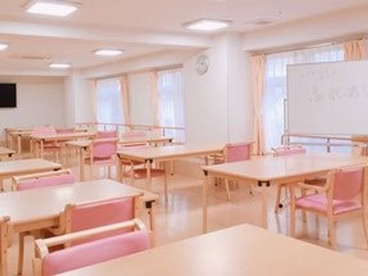 明るい食堂の様子  
