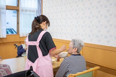 ケアスタッフと食事の様子