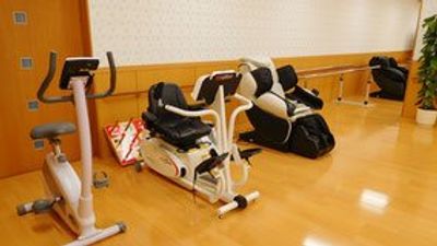 エクササイズ用具が並ぶ空間