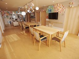 明るく広々とした食堂