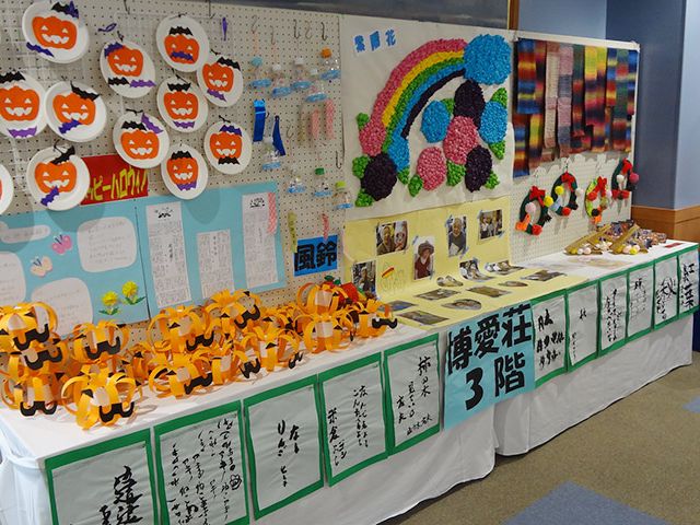 掲示物のコーナー 掲示物 明るく飾られた展示コーナーは、季節ごとのイベントや作品が楽しめる空間です。