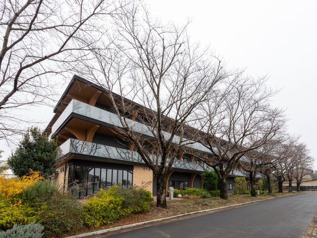 落ち着いた外観 外観 緑に囲まれた施設の外観は、静かな環境を感じられます。働くには理想的な雰囲気です。