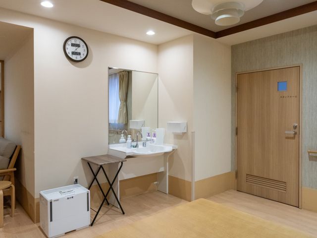 清潔感ある洗面台 居室 落ち着いた雰囲気で清潔感あふれる空間です。快適な毎日を過ごせる設備が整っています。
