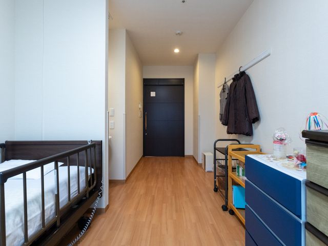 シンプルな居室 居室 居室はシンプルで落ち着いた空間です。必要な家具が配置され、使い勝手が良くなっています。